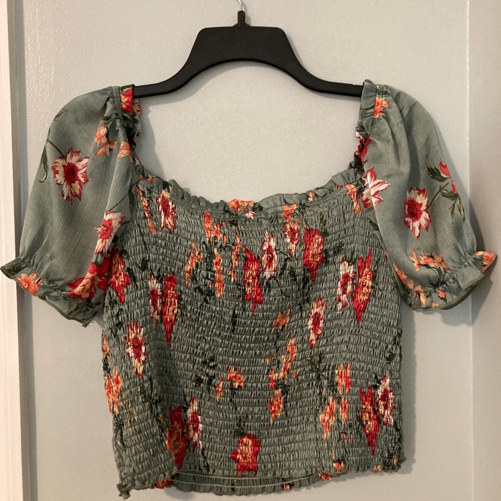“The Style” Women’s Short Sleeve Top Size 10 Medium.
